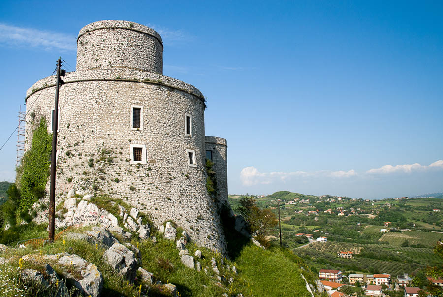 Montesarchio La torre cilindrica del castello © Natalino Russo