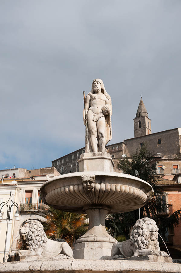 Montesarchio La fontana di Ercole in piazza Umberto I © Natalino Russo