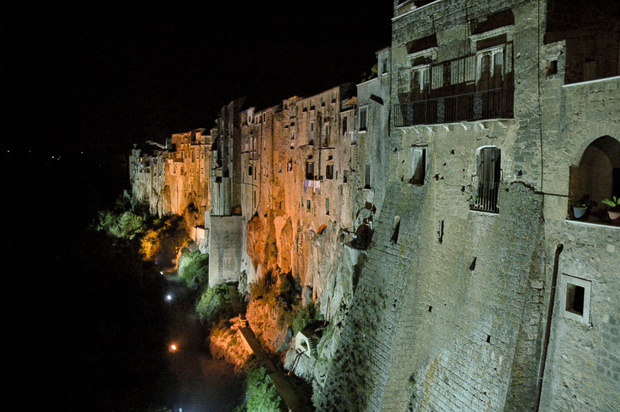 Sant'Agata de' Goti Scorcio notturno delle case affacciate sul torrente Martorano © Natalino Russo