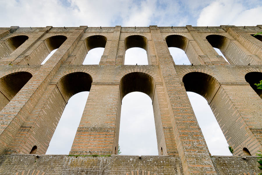 Maddaloni L'acquedotto Carolino dalla strada © Natalino Russo