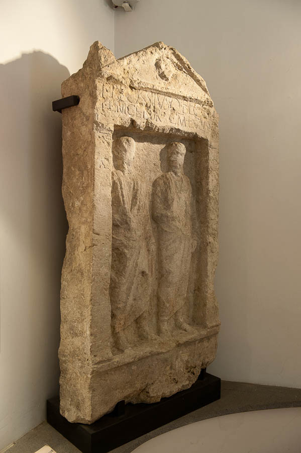 Maddaloni Museo archeologico di Calatia. Stele funeraria romana (sec. I a.C. I d.C.) © Natalino Russo