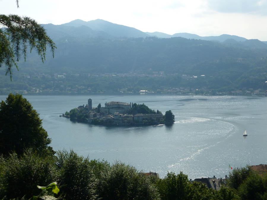 Orta L'Isola di San Giulio vista dal Sacro Monte © Elena Rame