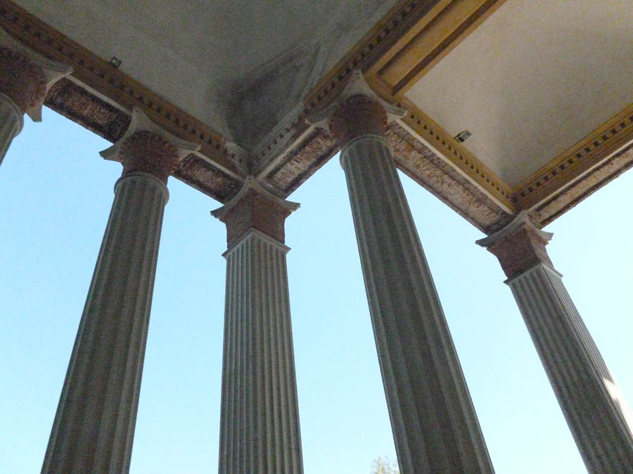 Boca Santuario del Crocifisso, particolare del colonnato esterno © Elena Rame