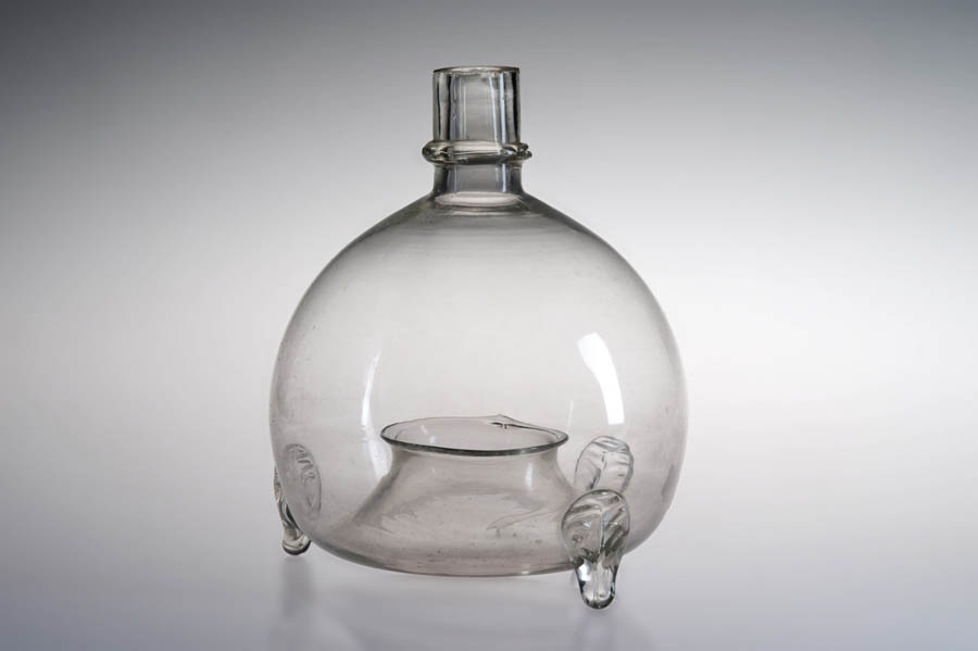 Piani d'Invrea Museo del Vetro, Acchiappamosche in vetro bianco soffiato di fine '800 © Archivio Museo del Vetro