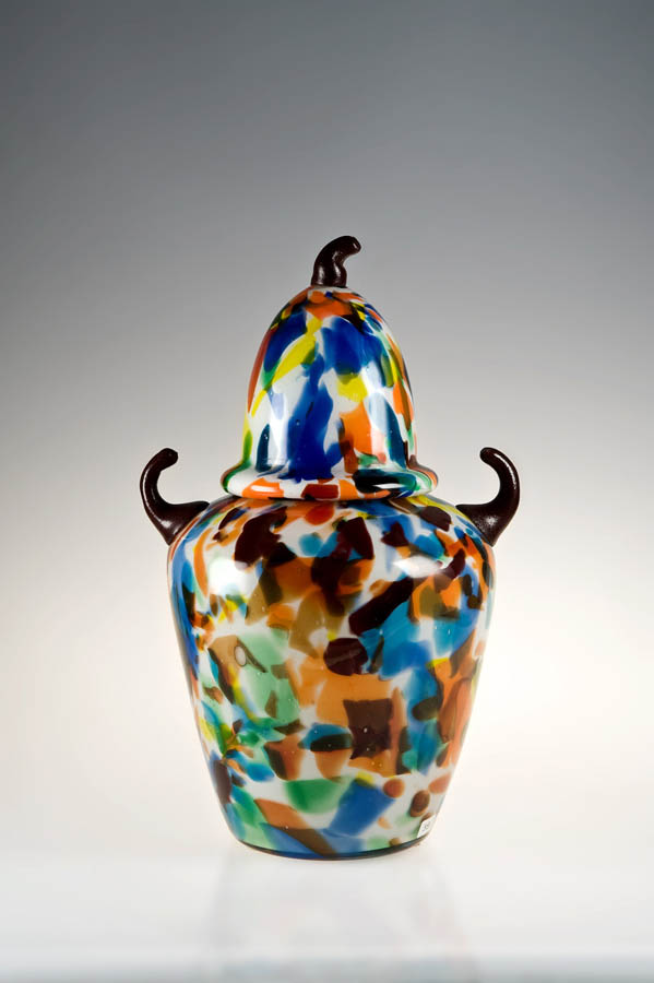 Piani d'Invrea Museo del Vetro. Vaso 1925-1930, in vetro bianco latte con smalti policromi © Archivio Museo del Vetro