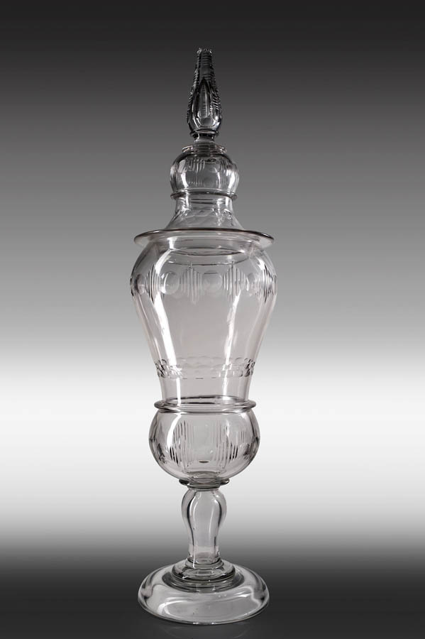 Piani d'Invrea Museo del Vetro. Vaso per esposizione del 1911 in vetro bianco soffiato © Archivio Museo del Vetro