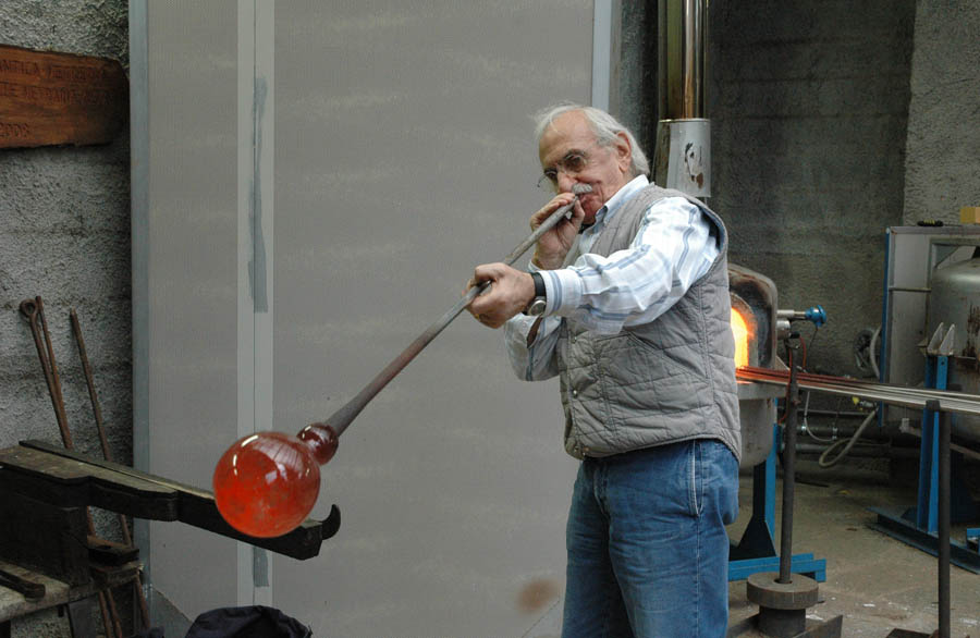 Piani d'Invrea Lavorazione artigiana del vetro © Archivio Museo del Vetro