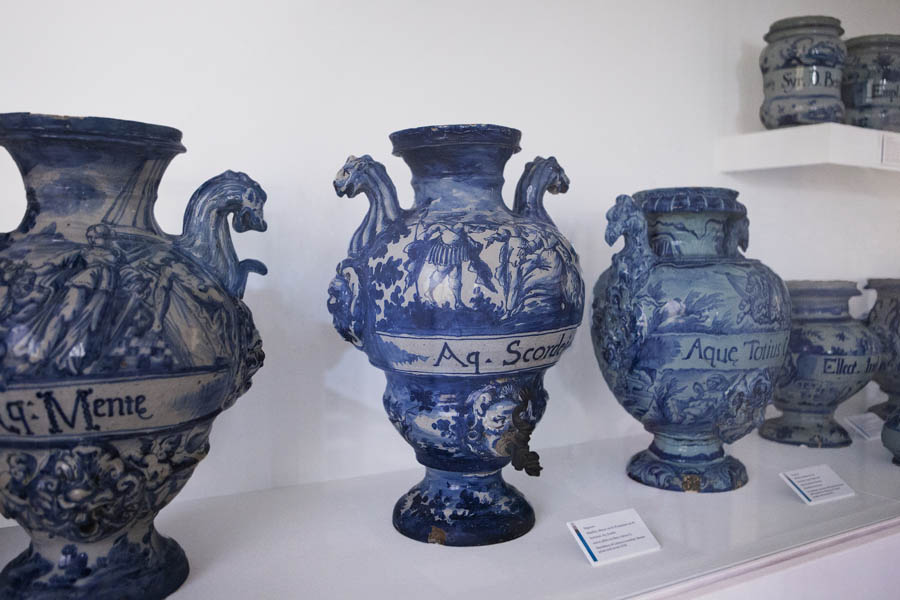 Albisola Superiore Museo Manlio Trucco. Vasi Farmacia monocromia turchina sec XVII-XVIII © Fiorenza Cicogna