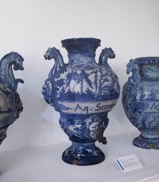 Albisola Superiore Museo Manlio Trucco. Vasi Farmacia monocromia turchina sec XVII-XVIII © Fiorenza Cicogna