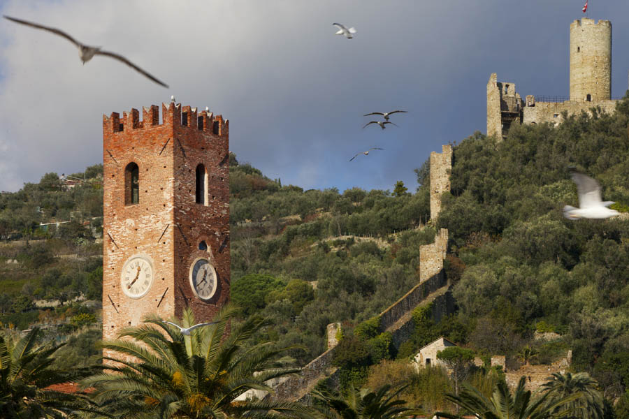 Noli Torre Medioevale e Castel Ursino © Fiorenza Cicogna