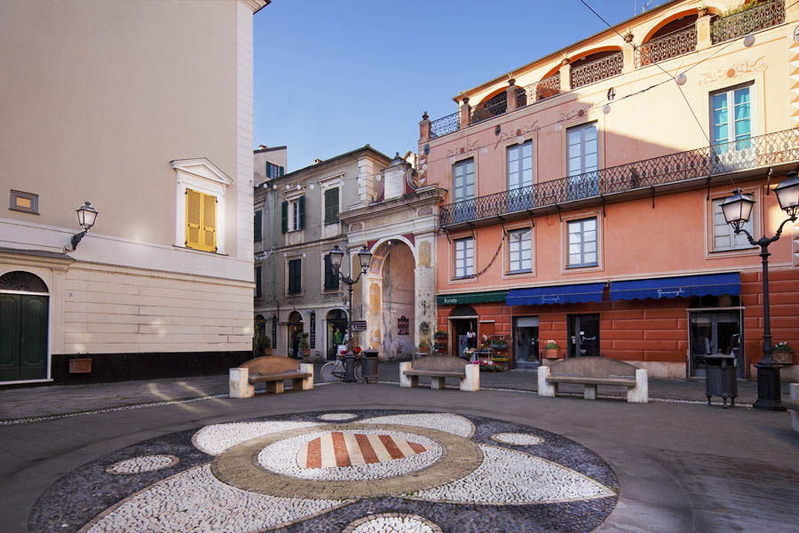 Finalborgo Piazza Garibaldi © Fiorenza Cicogna