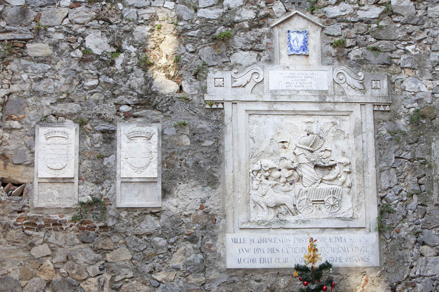 Finalborgo Mura Medioevali. Iscrizioni © Fiorenza Cicogna