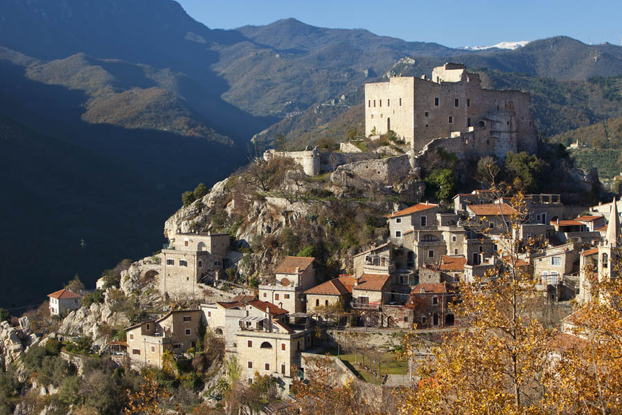 Castel Vecchio di Rocca Barbena Borgo e Castello © Fiorenza Cicogna