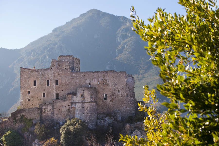 Castel Vecchio di Rocca Barbena Castello © Fiorenza Cicogna