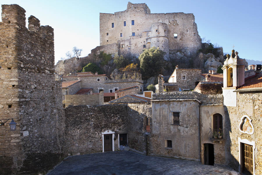 Castel Vecchio di Rocca Barbena Piazza della Torre © Fiorenza Cicogna