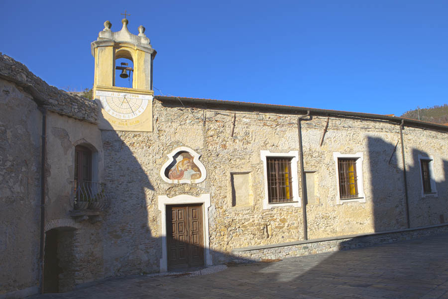 Castel Vecchio di Rocca Barbena Piazza della Torre © Fiorenza Cicogna