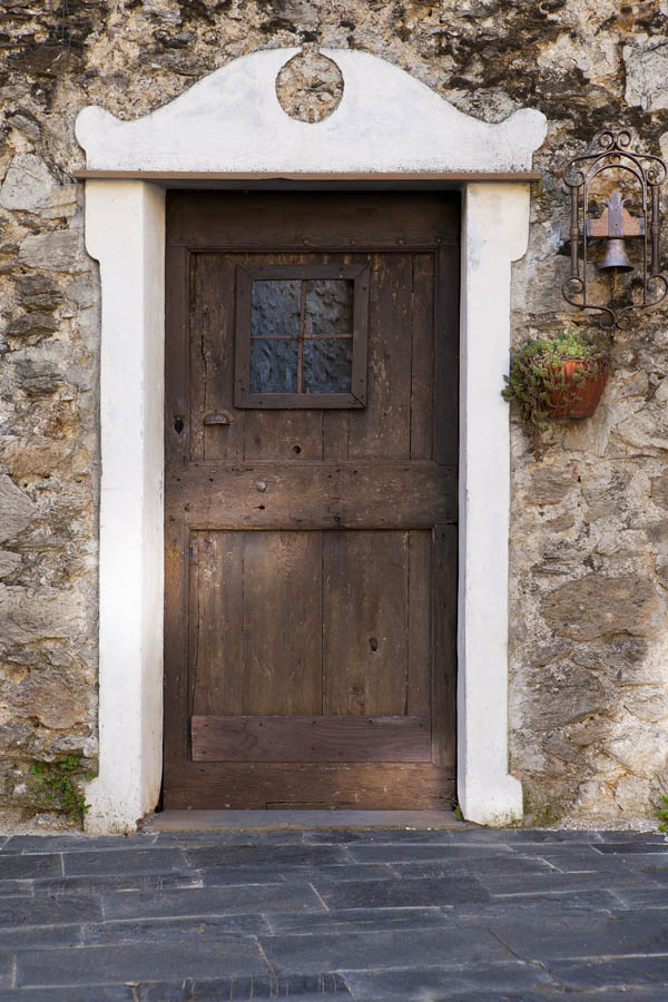 Castel Vecchio di Rocca Barbena Porta decorata a intonaco © Fiorenza Cicogna