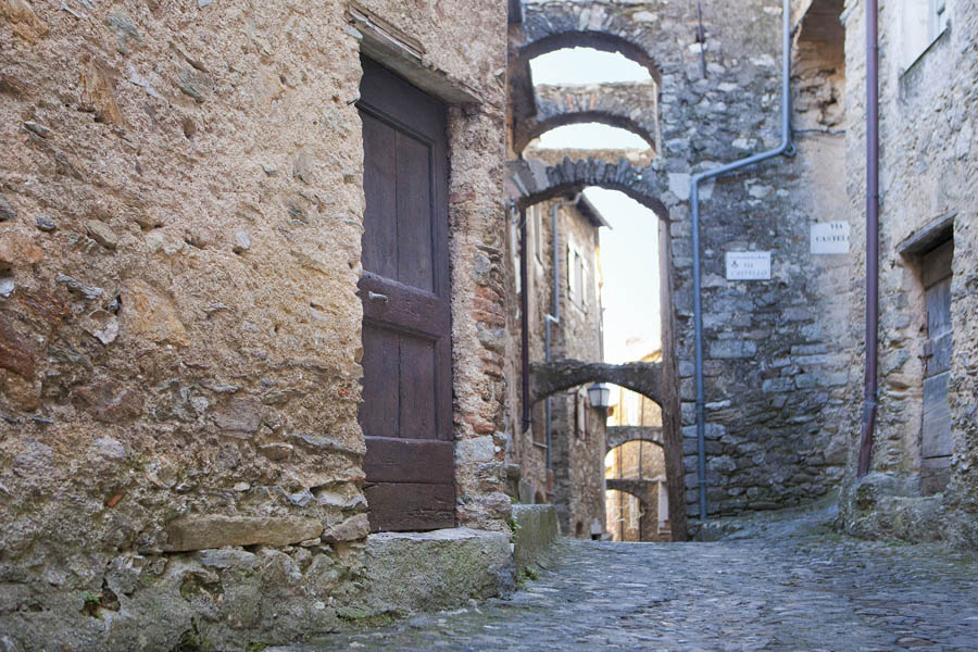 Castel Vecchio di Rocca Barbena Via Castello © Fiorenza Cicogna