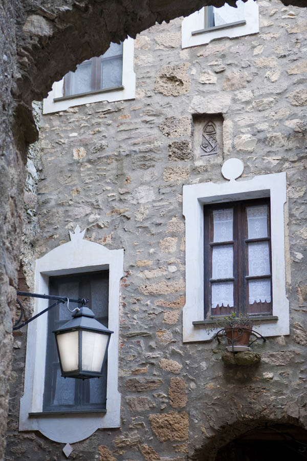 Castel Vecchio di Rocca Barbena Decorazioni a intonaco © Fiorenza Cicogna