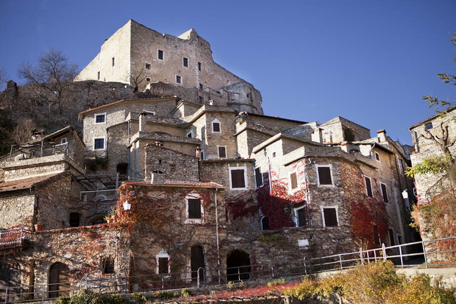 Castel Vecchio di Rocca Barbena Borgo e Castello © Fiorenza Cicogna