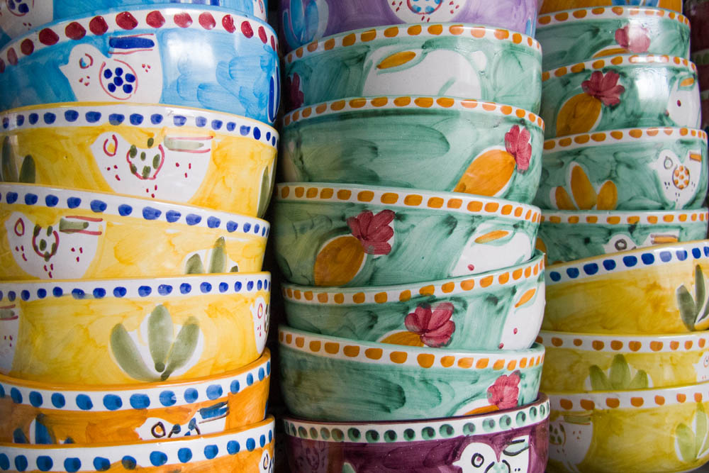 Vietri sul Mare Oggetti in ceramica con motivi della tradizione vietrese © Natalino Russo