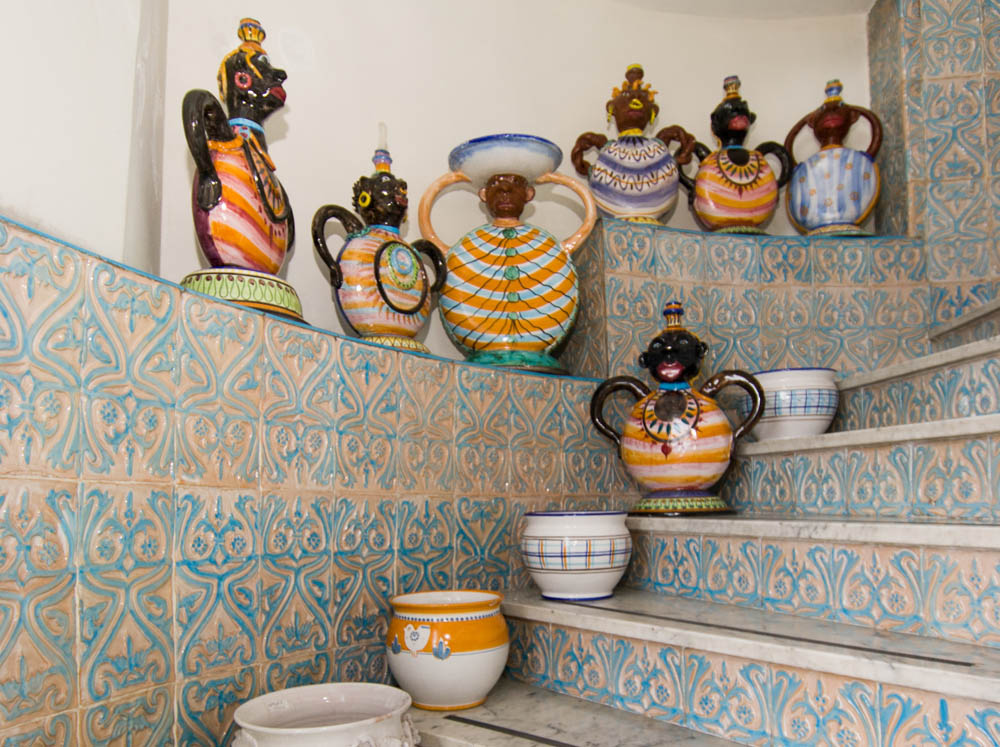 Vietri sul Mare Oggetti in ceramica con motivi della tradizione vietrese © Natalino Russo