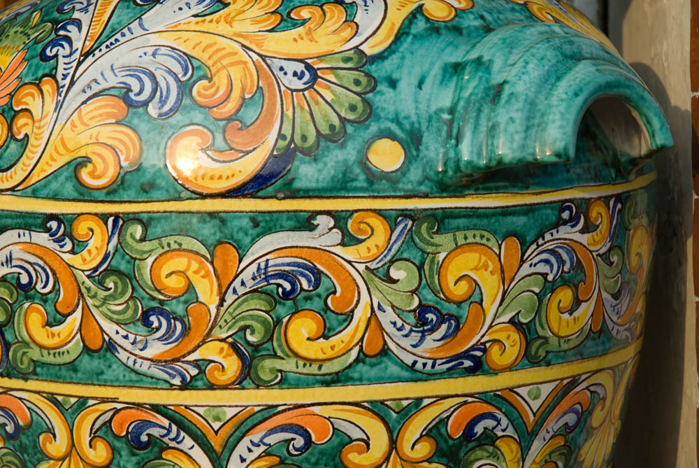 Vietri sul Mare Brocca con motivi della ceramica tradizionale © Natalino Russo