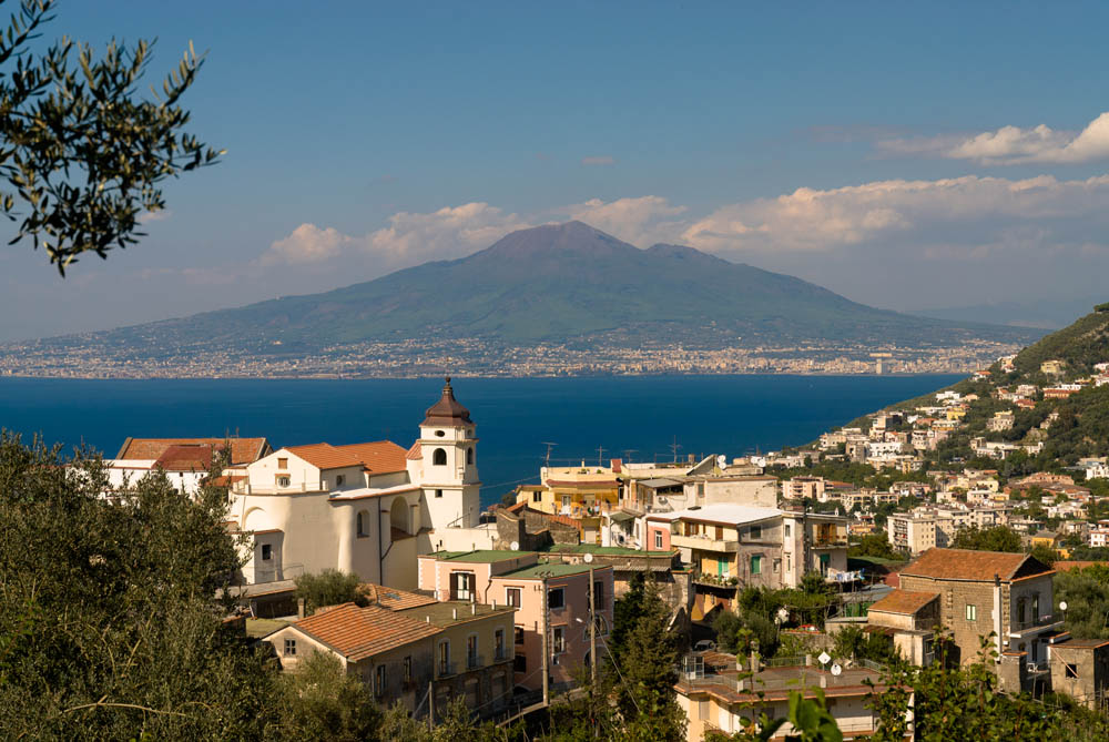 Vico Equense Panoramica del centro storico. Sullo sfondo il Vesuvio © Natalino Russo