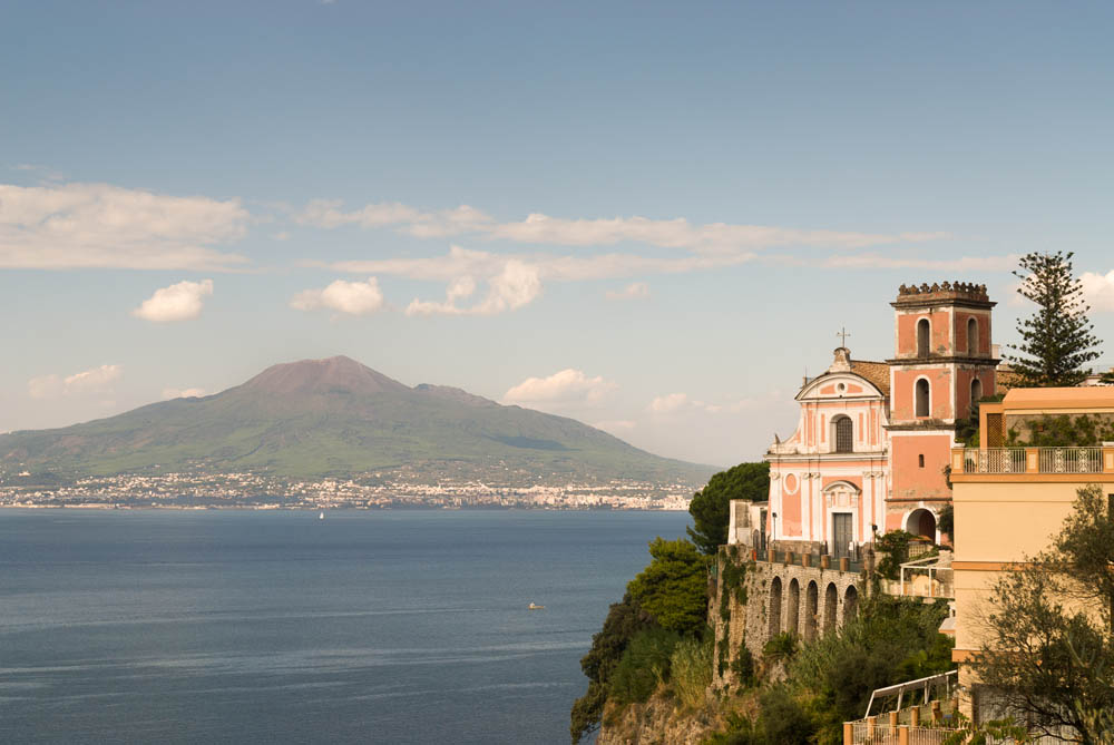 Vico Equense Veduta della cattedrale dellu2019Annunziata con sullo sfondo il Vesuvio © Natalino Russo