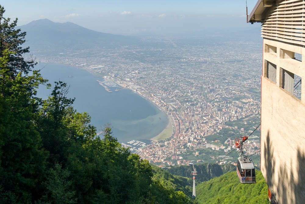 La stazione superiore della funivia che sale da Castellammare di Stabia © Natalino Russo