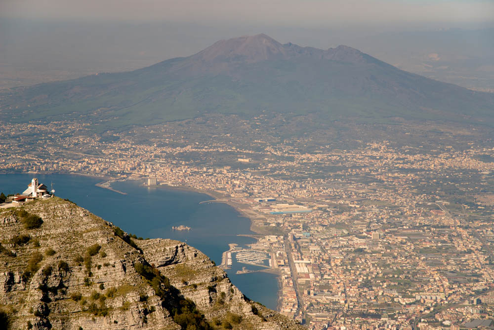 Veduta sul golfo di Napoli e sul Vesuvio © Natalino Russo