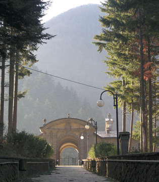 Santuario di Boccadirio Accesso al complesso © William Dello Russo
