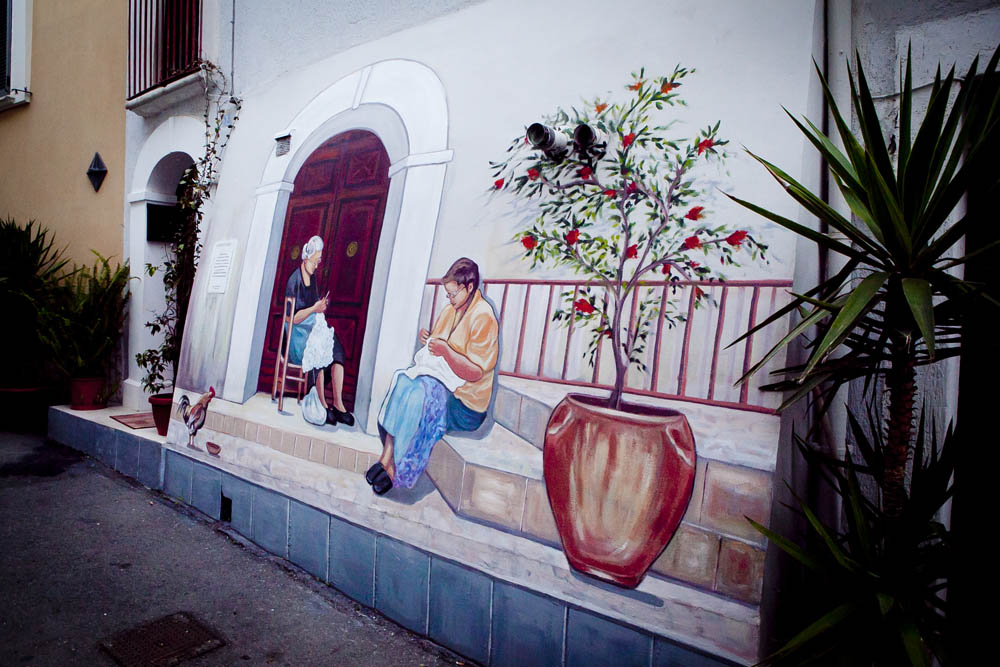 Campomarino Murale con donne al ricamo © Assessorato al Turismo - Comune di Campomarino