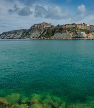Isole Tremiti San Nicola dal mare © Viaggiareinpuglia.it. - Vanda Biffani