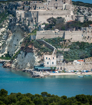 Isole Tremiti San Nicola, abbazia di Santa Maria a Mare vista da San Domino © Viaggiareinpuglia.it. - Vanda Biffani
