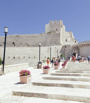 Isole Tremiti San Nicola, la salita all'abbazia di Santa Maria a Mare © Viaggiareinpuglia.it. - Vincenzo Pioggia