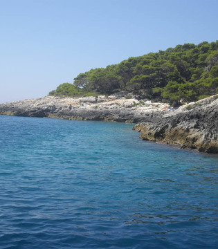 Isole Tremiti San Domino, la costa a picco sul mare © William Dello Russo