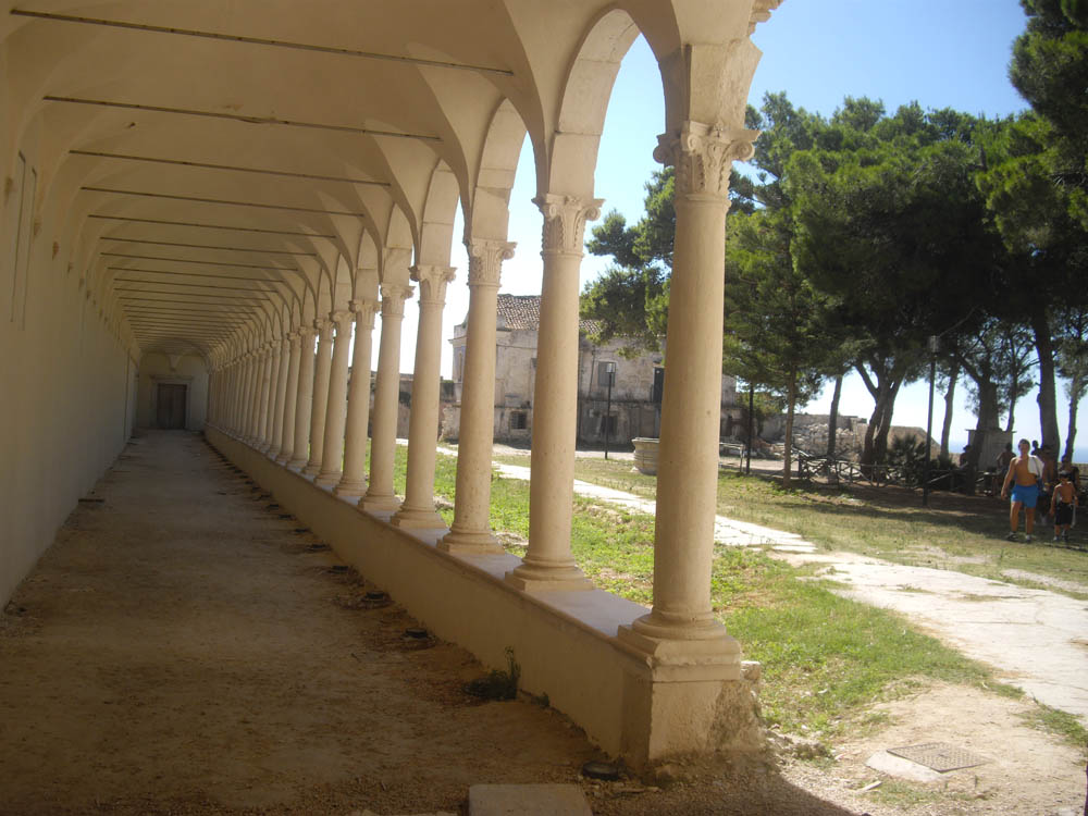 Isole Tremiti San Nicola, chiostro dell'abbazia © William Dello Russo