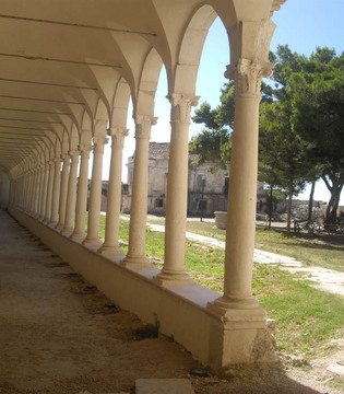 Isole Tremiti San Nicola, chiostro dell'abbazia © William Dello Russo