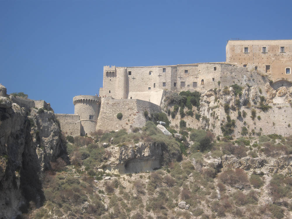 Isole Tremiti San Nicola, le fortificazioni viste dal mare © William Dello Russo