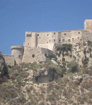 Isole Tremiti San Nicola, le fortificazioni viste dal mare © William Dello Russo