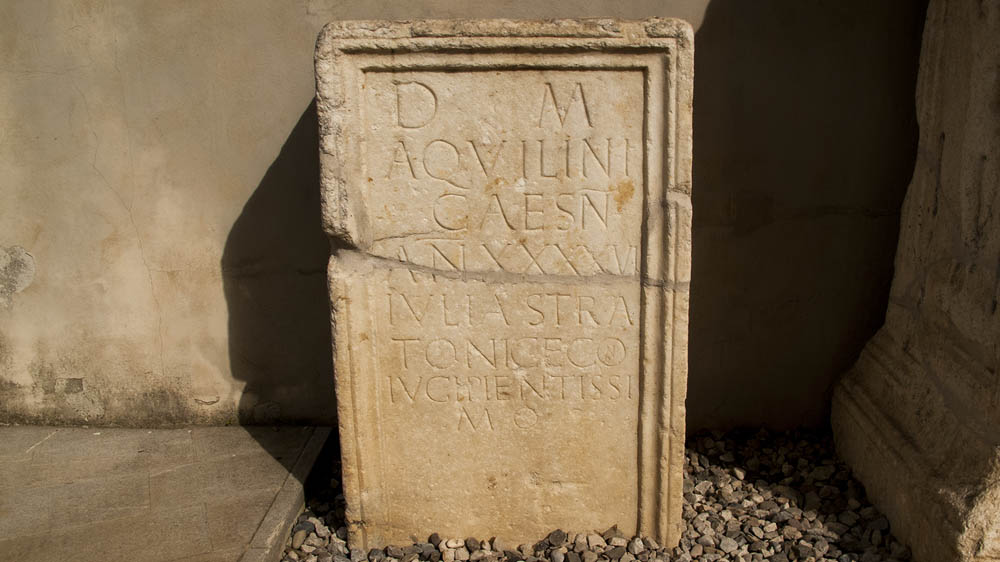 Parrocchiale Santi Pietro e Paolo Lapide rinvenuta nel 1500, risalente al 220 d.C., dedicata ad Aquilinus. © Marino Bombini