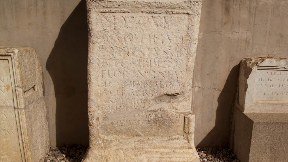 Parrocchiale Santi Pietro e Paolo Lapide per Mutilius Chrestus e la sua famiglia (200 d.C. ca.). © Marino Bombini