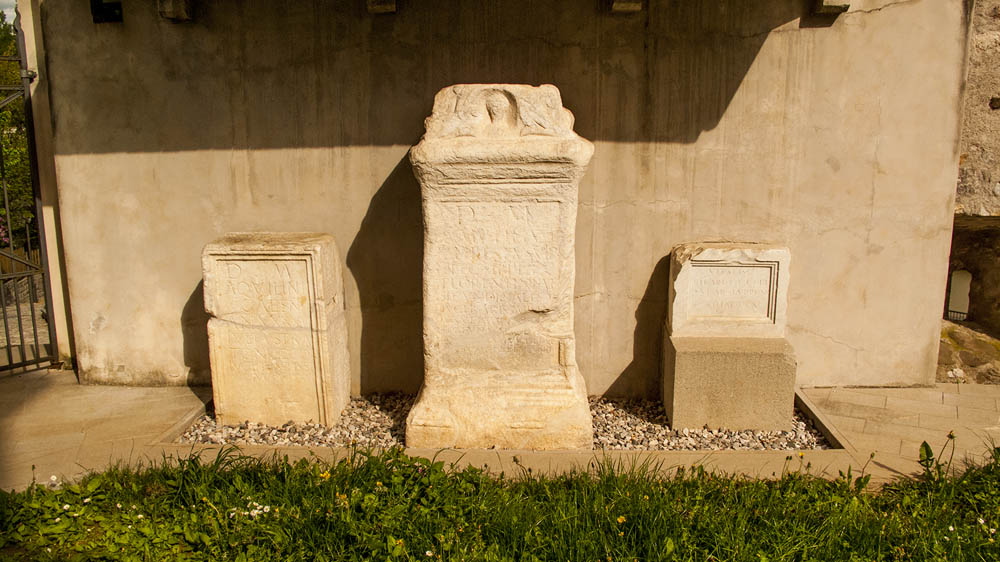 Parrocchiale Santi Pietro e Paolo Le tre lapidi all'esterno della chiesa. © Marino Bombini