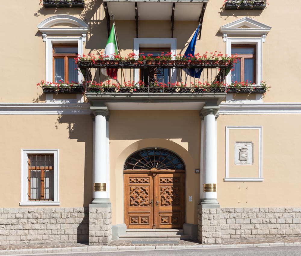 Palazzo Forestale Portale con basamento, colonne e balcone aggiunti nel 1843. © Johann Jaritz u2013 CC BY-SA