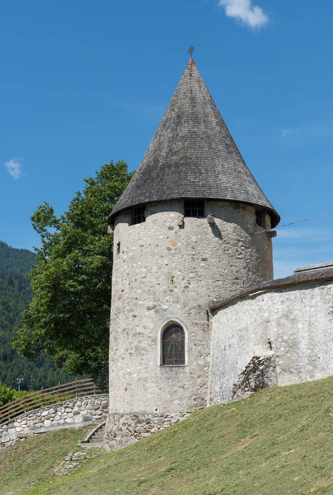 Parrocchiale Santi Pietro e Paolo Torrione esterno, con attaccato ancora un pezzo di cinta muraria. © Johann Jaritz u2013 CC BY-SA