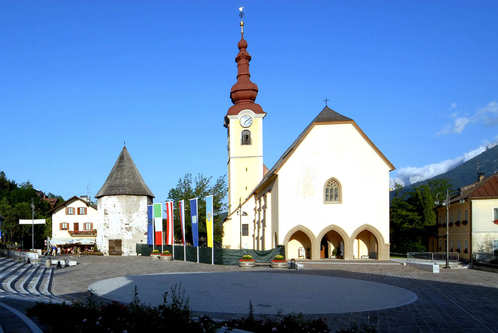 Parrocchiale Santi Pietro e Paolo La chiesa con a sinistra uno dei torrioni dell'antica fortificazione. © Johann Jaritz u2013 CC BY-SA