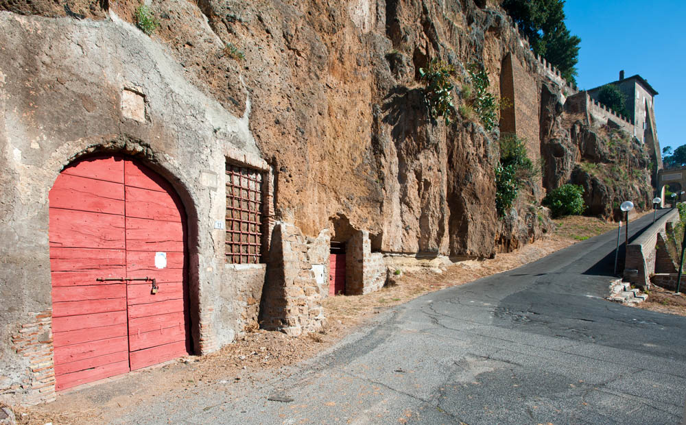 Ceri e Sasso. Tesori medioevali Le mura di tufo di Ceri © Fabrizio Ardito