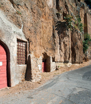 Ceri e Sasso. Tesori medioevali Le mura di tufo di Ceri © Fabrizio Ardito