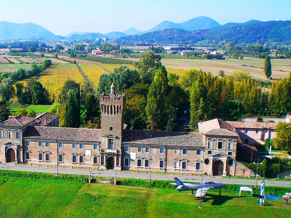 Castello di San Pelagio La facciata con il Republic RF-84F Thunderflash © Museo dell'Aria e dello Spazio